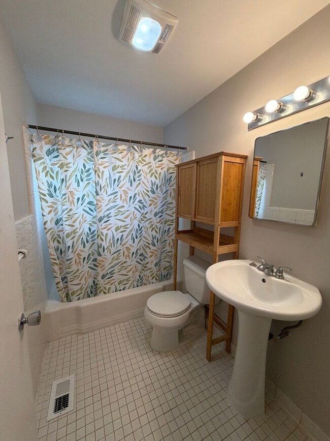 Building Photo - 717 Edgewood St