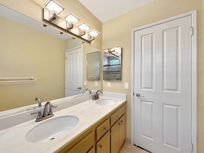 Building Photo - Beautiful 5BD/3BA 2-Story House in Tierras...