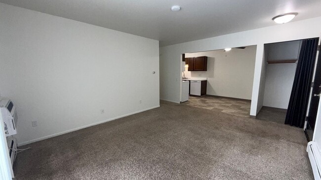 Building Photo - Lower 2-Bedroom | Heat Included & Fully Renovated