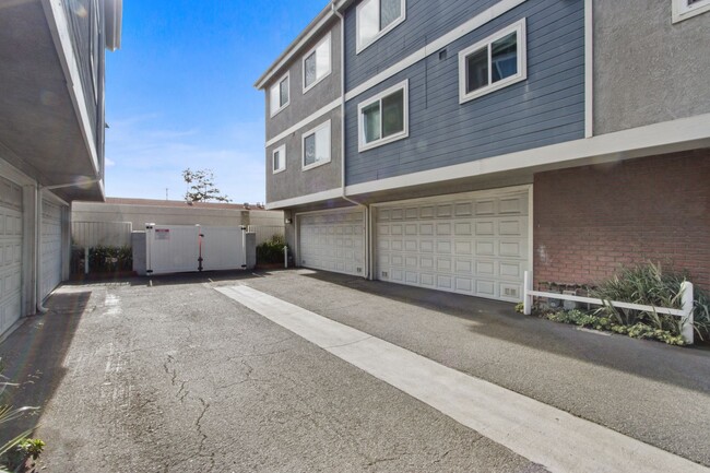 Building Photo - Charming Carson Townhome!