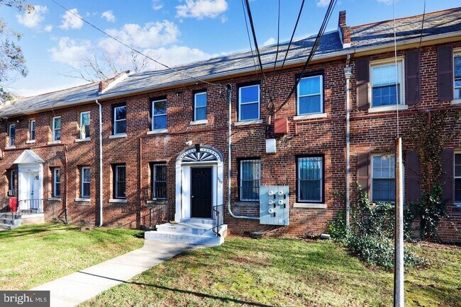 Building Photo - 3915 9th St NE