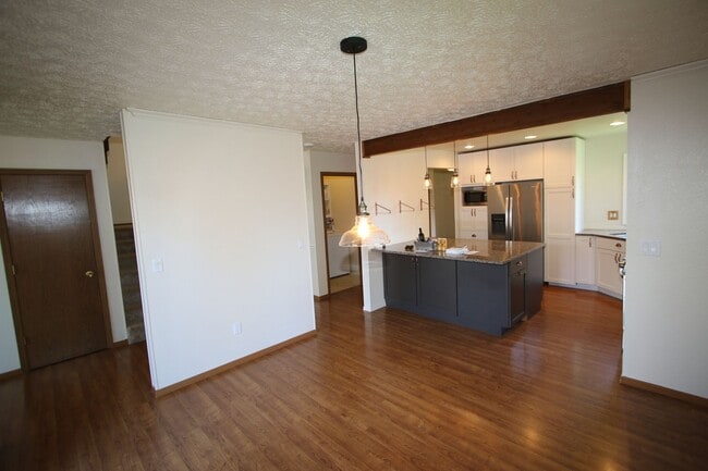 Building Photo - Lovely 3 Bedroom Home in Bayshore!