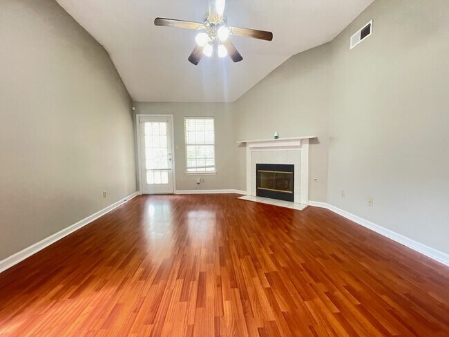 Building Photo - Plum Point Village home!