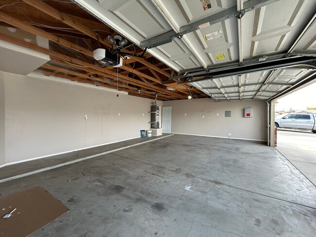 Building Photo - Beautiful NW home w/ SOLAR! 3bd+2ba $2,400!!