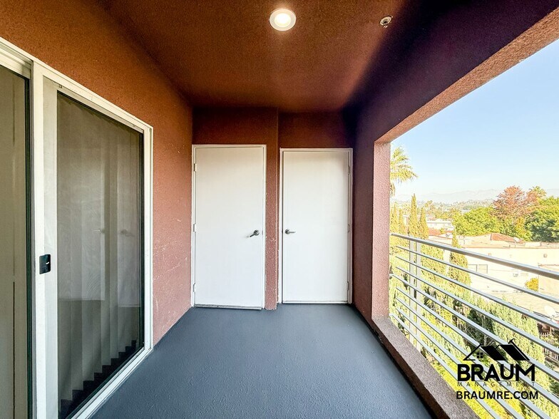 Building Photo - 332 S Virgil Ave