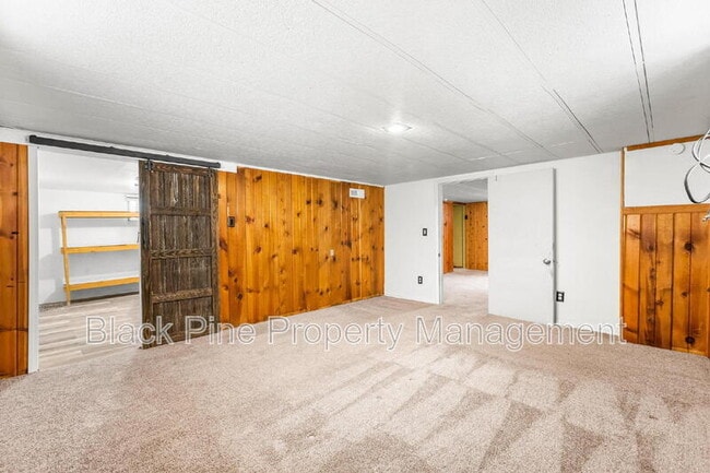 Building Photo - 910 W Orchard Ave