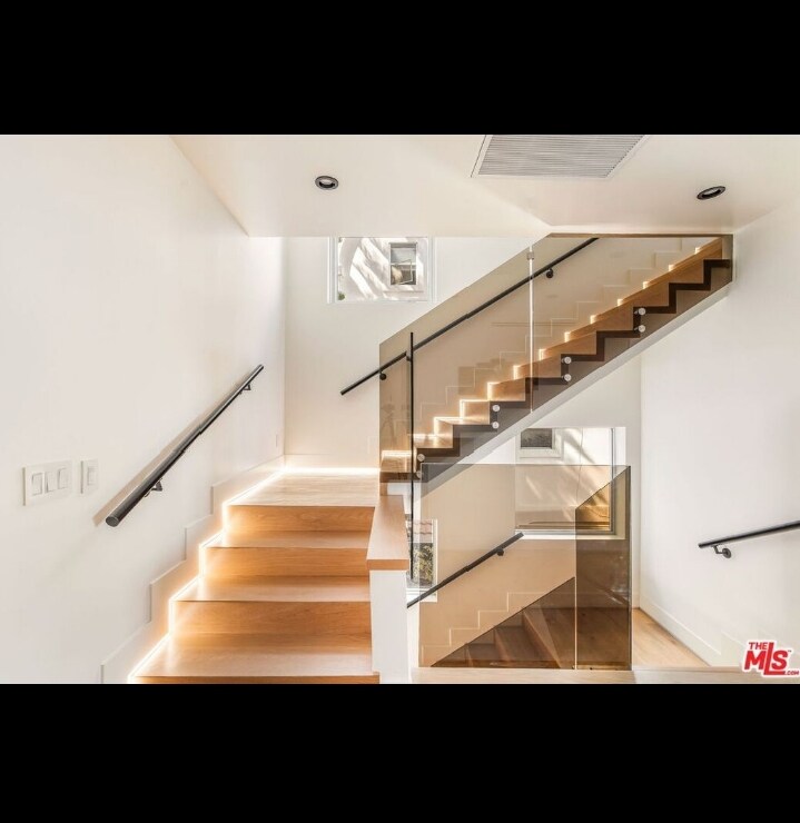 Building Photo - 1610 Viewmont Dr