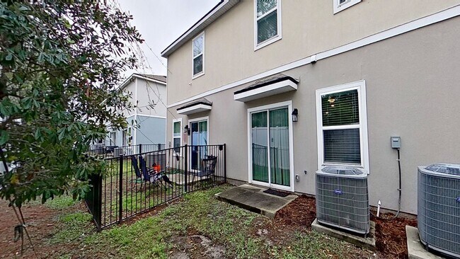 Building Photo - Jacksonville Townhome w/ Garage, Spacious Bedrooms & In-Unit Washer/Dryer