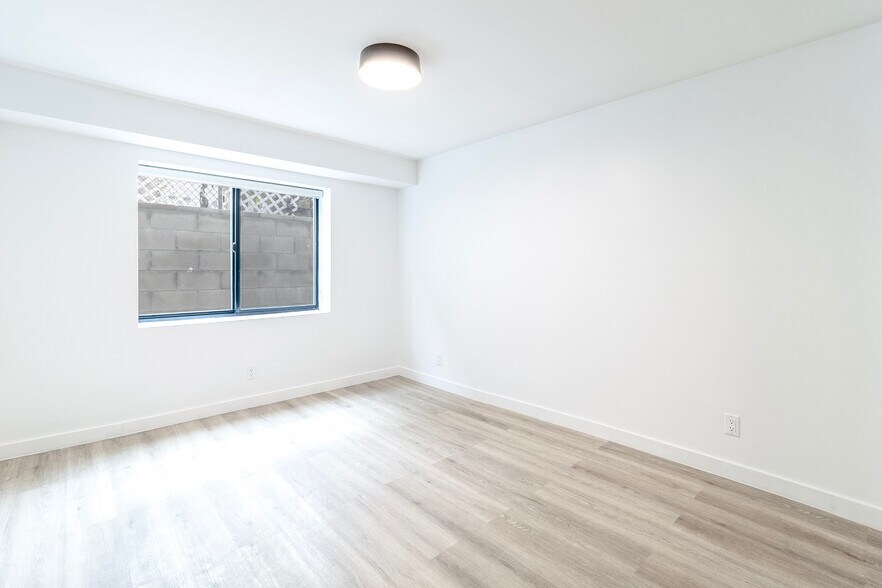 Building Photo - 950 Havenhurst Dr