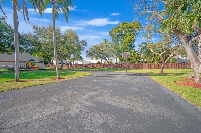 Building Photo - 4250 SW 70th Terrace