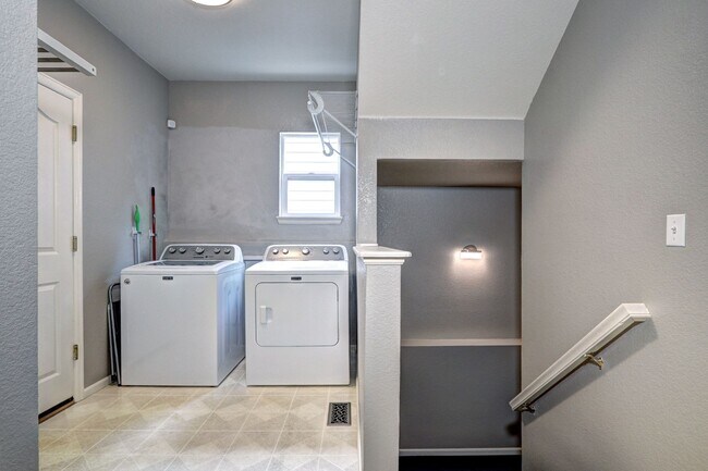 Building Photo - Location! Park Vista in Northglenn 3bed/2....