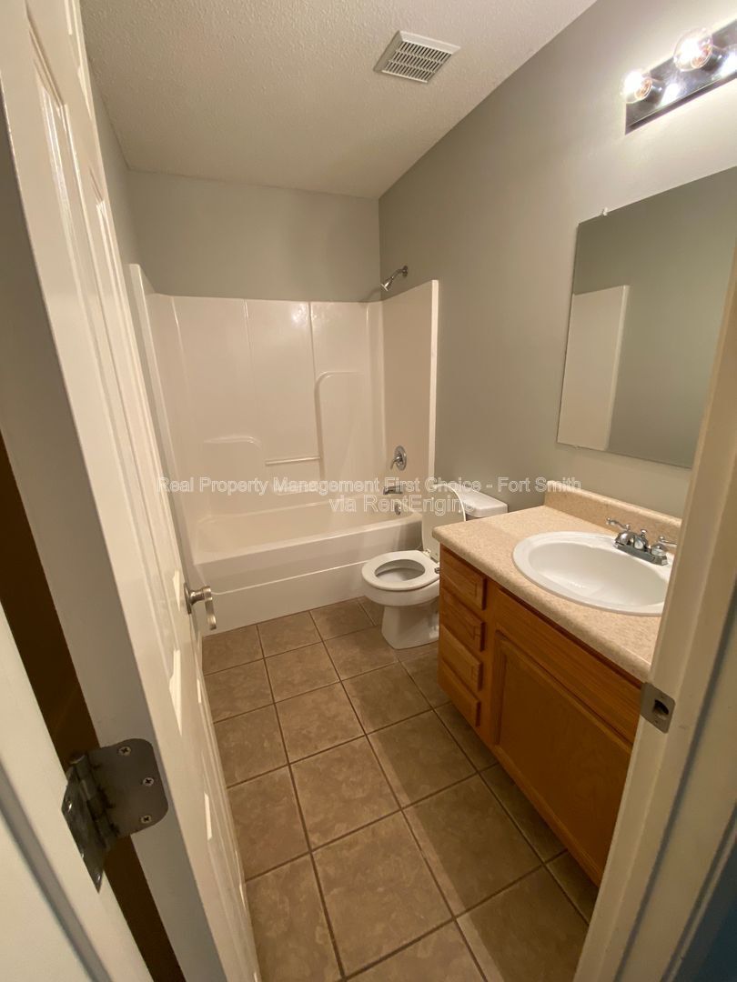 Building Photo - 1475 E Gate Dr