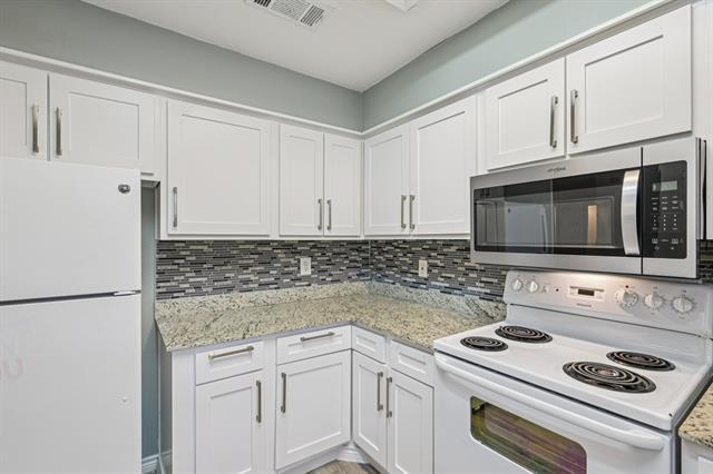 Building Photo - 9910 Royal Ln