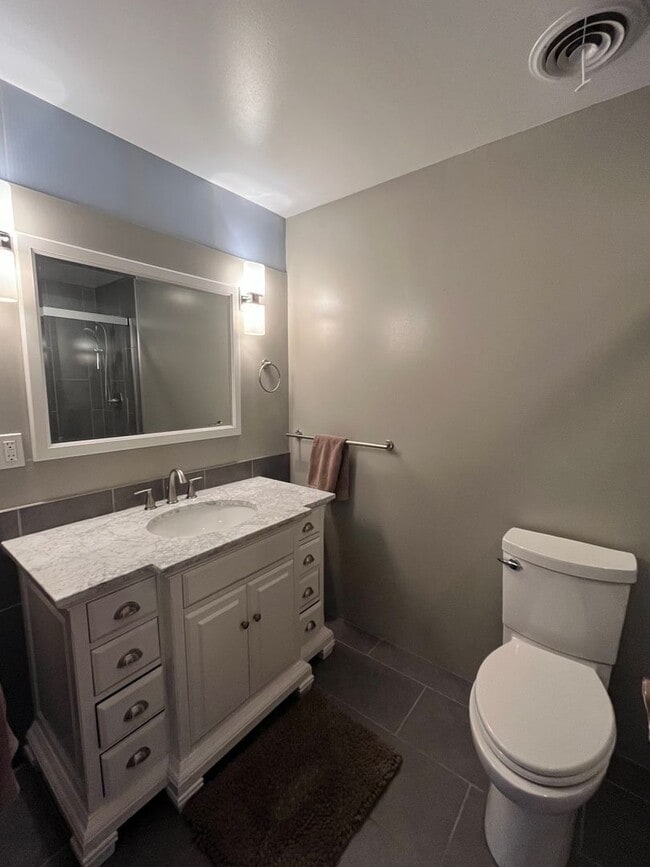 Building Photo - Eccentric 2 Bedroom 2.5 Bathroom Condo In ...