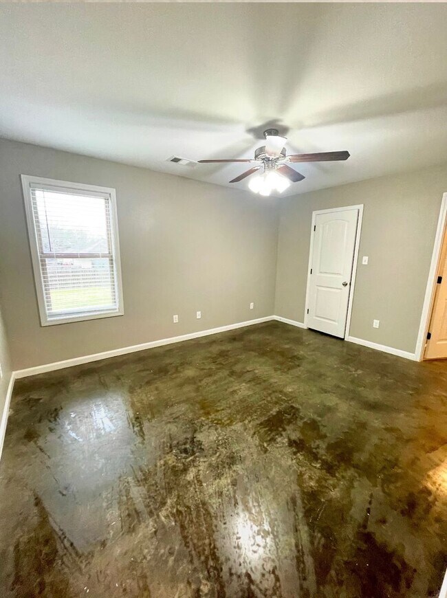 Building Photo - 3 Bedroom / 2 Bath In Pocahontas Available Now!