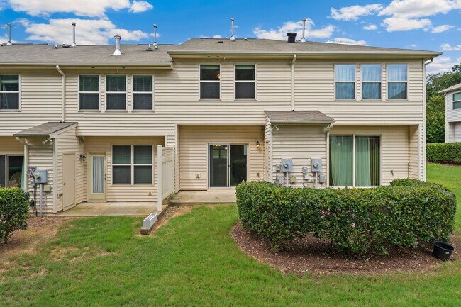 Building Photo - 2 Bedroom, 2.5 Bath townhome in Thompson Ridge with new LVP flooring downstairs.