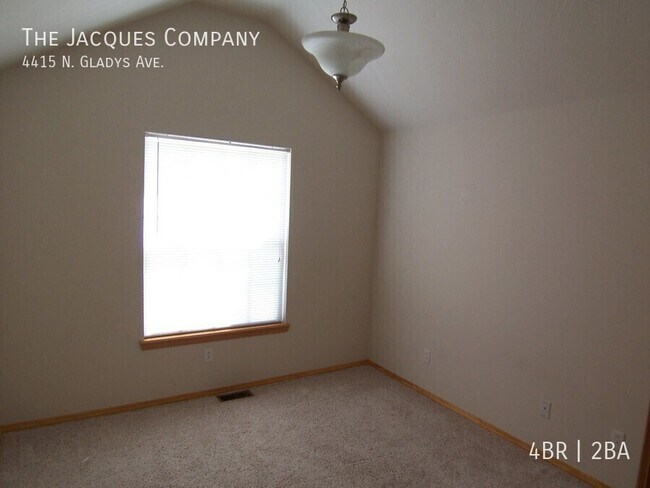 Building Photo - 4415 Gladys Ave