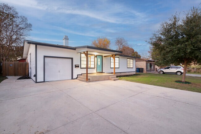 Building Photo - 636 Southeast Terrace