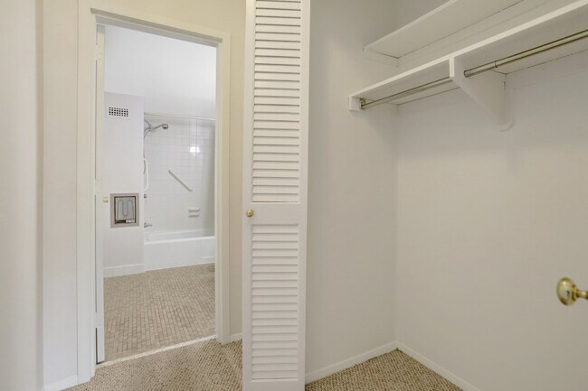 Building Photo - 3800 Fairfax Dr