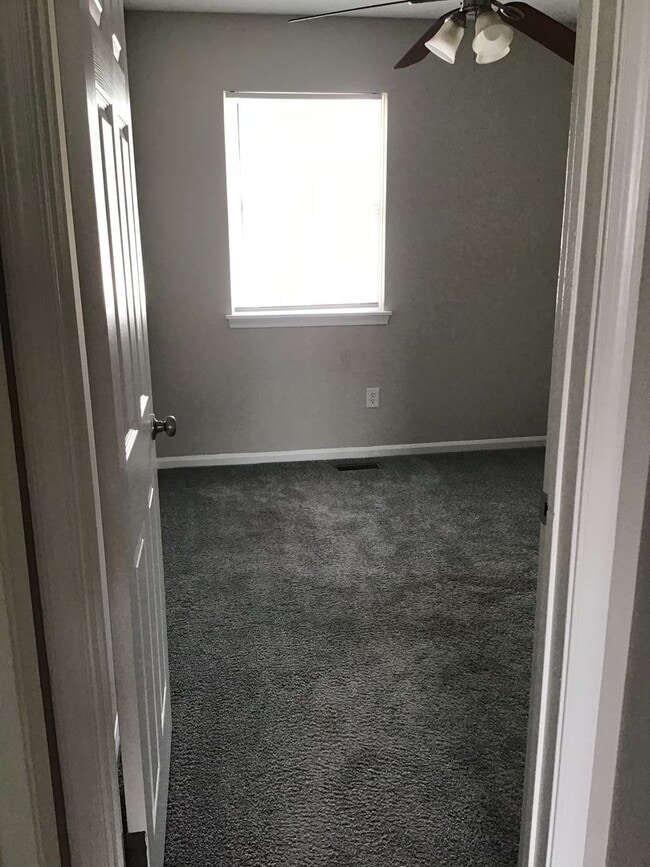 Building Photo - 3 Bed 1.5 Bath Townhome