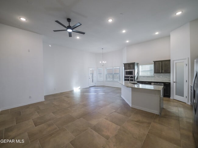 Building Photo - 913 Ada Ln