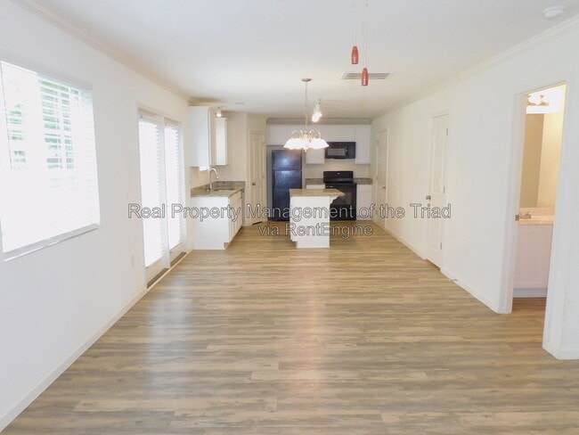 Building Photo - 719 Torbay Dr