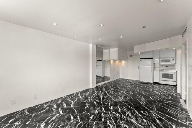 Building Photo - 2285 Peachtree Rd NE