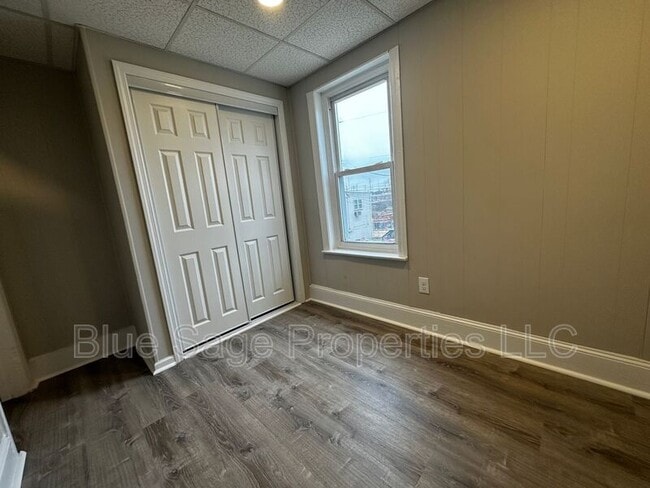 Building Photo - 1301 E 9th St