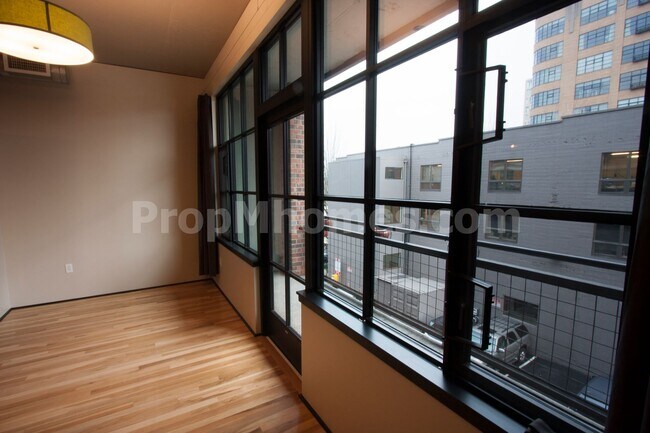 Building Photo - Vibrant One Bedroom Loft w/ City Views In ...
