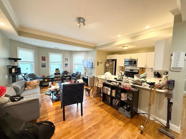 Building Photo - Great Deal and location - 4-bed, 1-bath in Allston