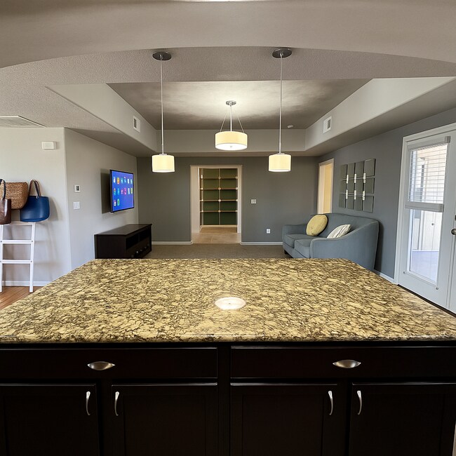 Building Photo - Available Dec 10th! 3bed 2bath