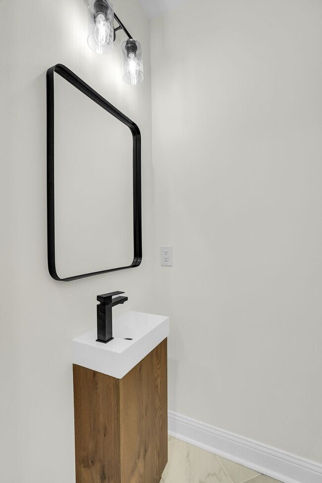 Building Photo - East Duffy Street