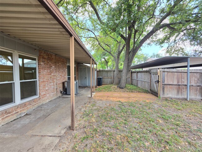 Building Photo - 11805 Southlake Dr
