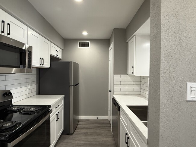 Building Photo - 3300 Pebblebrook Dr