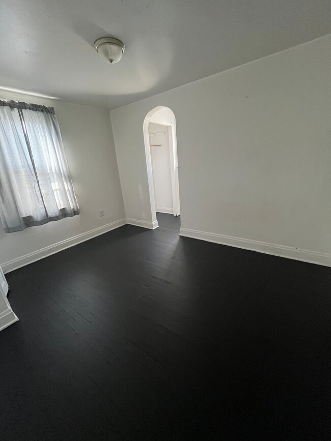 Building Photo - Three Bedroom Single Family House