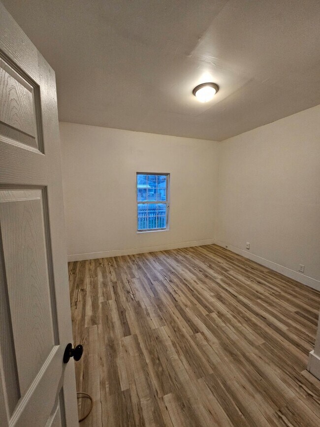 Building Photo - 1206 W 25th St