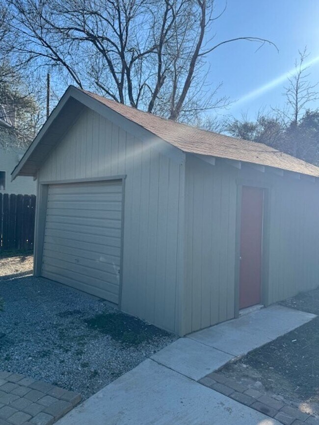 Building Photo - Charming Vintage Home