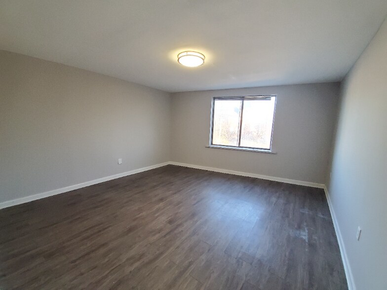 Building Photo - 306 Main St