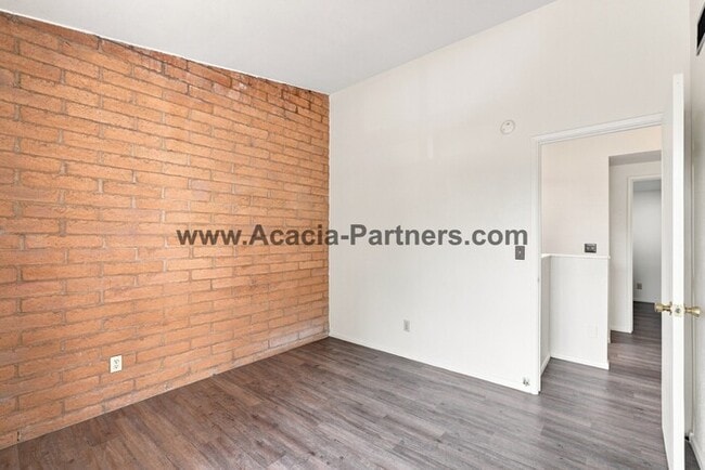 Building Photo - Spacious Three Bedroom/Three Bath Townhome