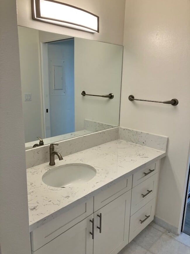 Building Photo - $3,300 2-Bed/2-Bath/2-Parking Townhouse in...