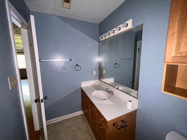 Building Photo - Charming 3-Bedroom Ranch on Oversized Corn...