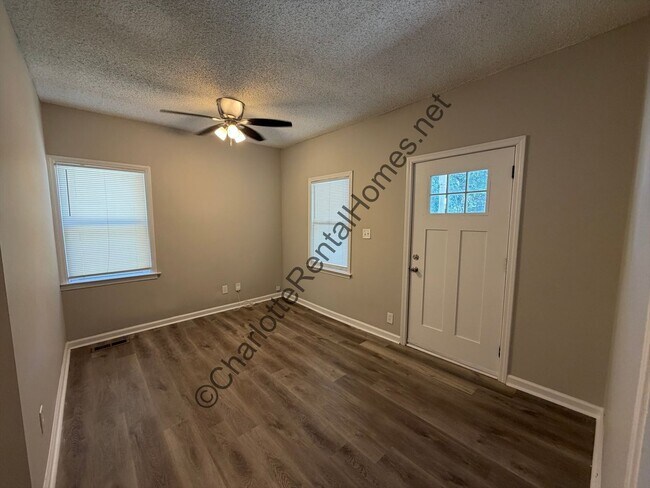 Building Photo - 509 N Pear St