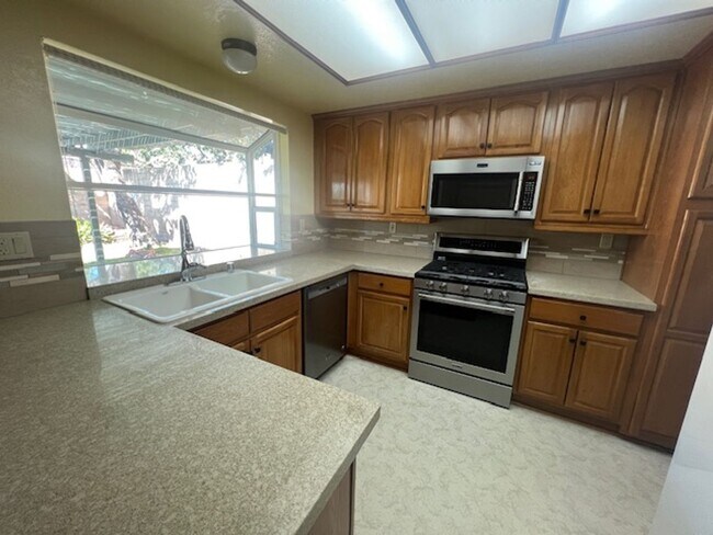 Building Photo - Beautiful 3 Bedroom, 2 Bathroom Sylmar Home! Ready for Move-In!