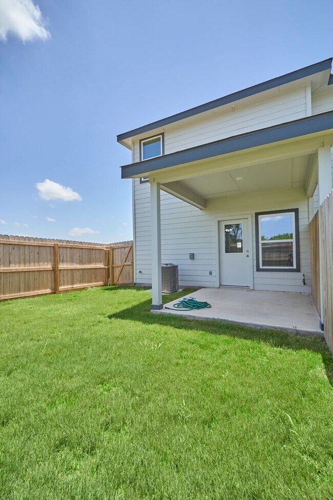 Building Photo - Hunters Ranch Beauty! 3 Bedroom 2 1/2 Bath Townhome