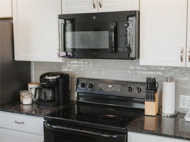 Building Photo - 2 Southport Ln