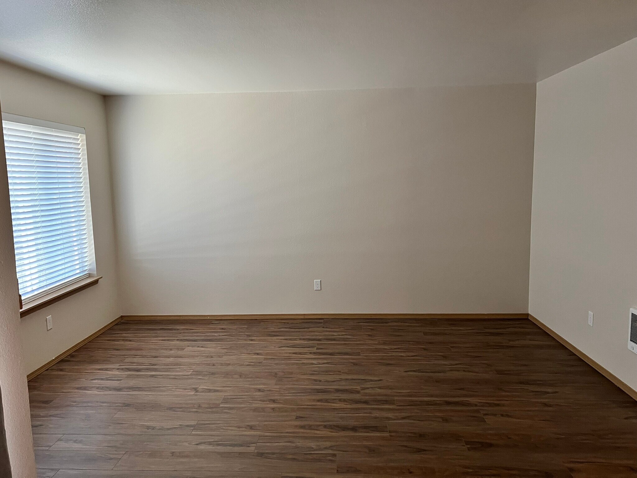 Building Photo - 5473 Glenridge Way