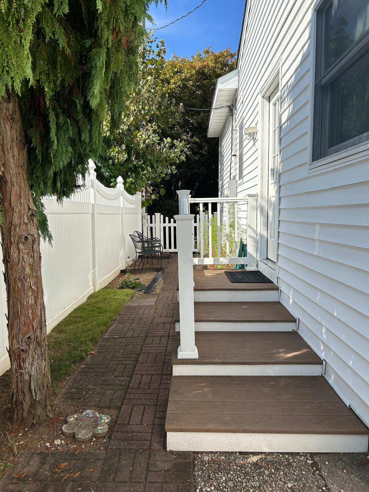 Entrance and Patio - 417 Briarwood Rd