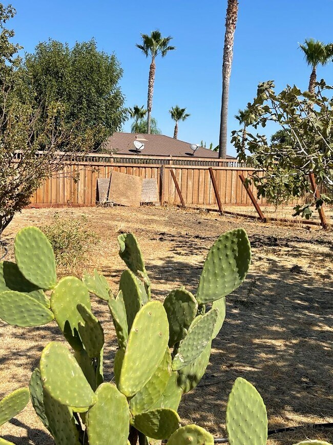 Building Photo - 5-Bedroom, 3-Bathroom Home for Rent on 1-A...