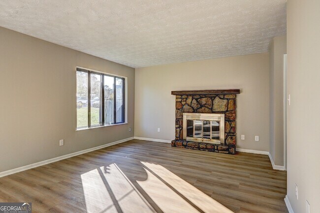 Building Photo - 288 Country Club Dr