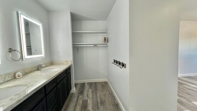 Building Photo - Lovely House 4BR 2.5BA with Large Backyard